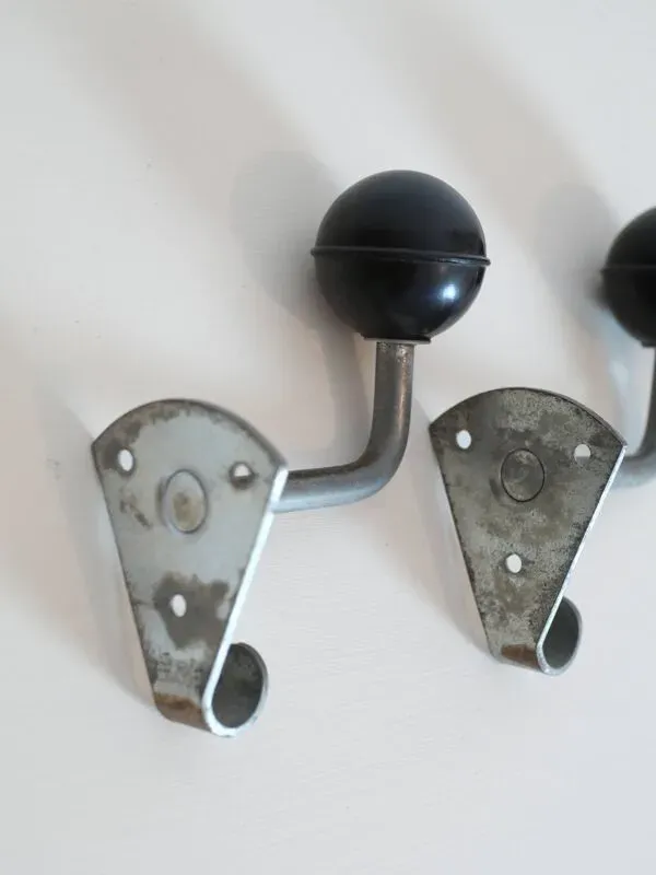 Illustration numéro 3 du produit Paire de patères d’école en bakélite et métal années 50