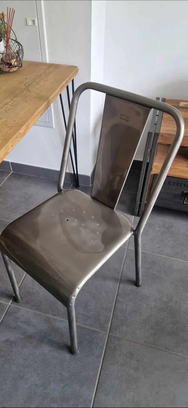 Illustration numéro 3 du produit Authentique Chaise Tolix Neuve – Acier Brossé Verni
