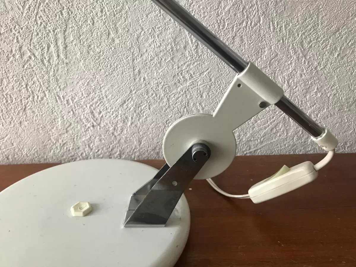 Illustration numéro 3 du produit Lampe de bureau articulée métal blanche