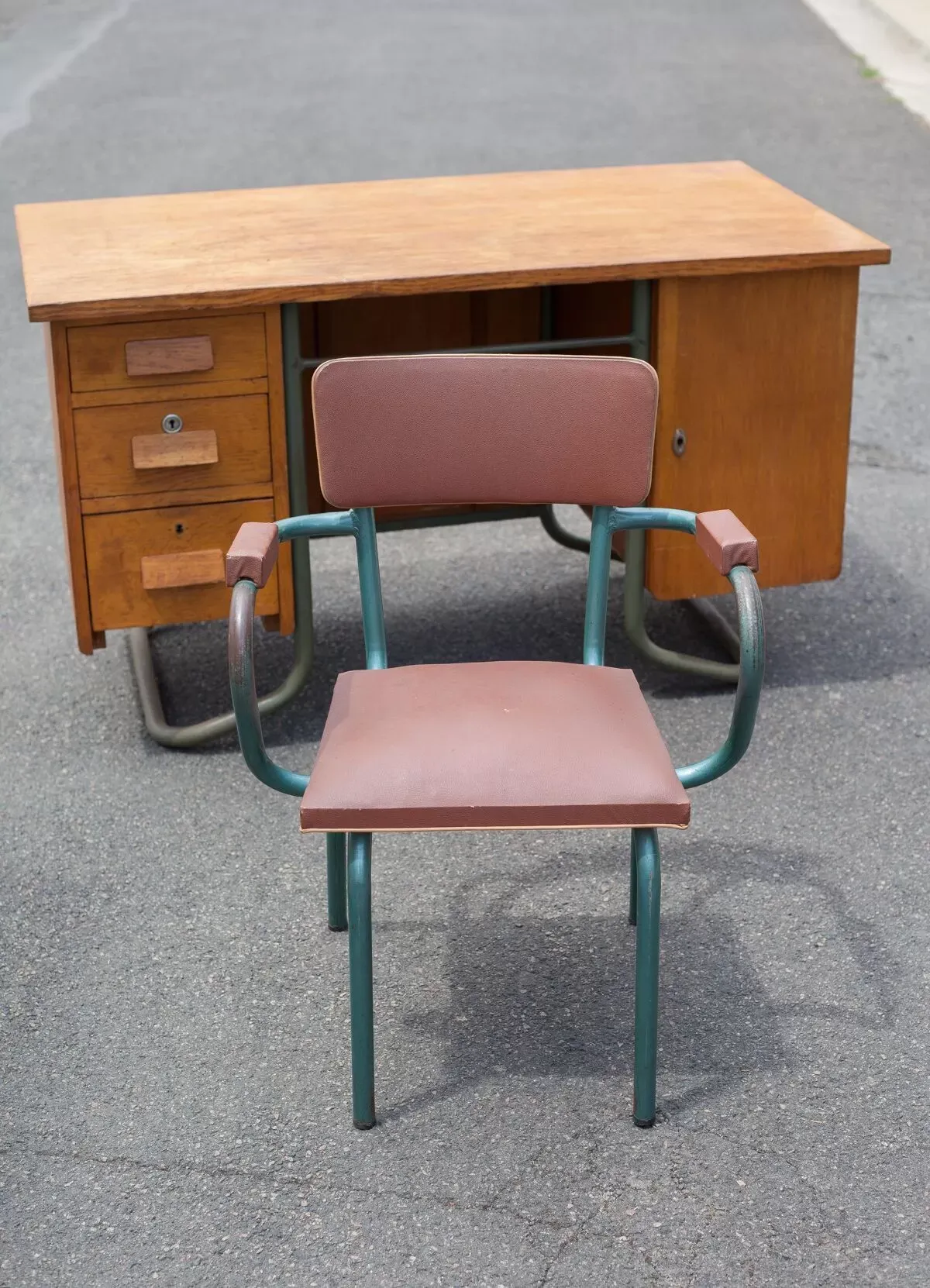 Illustration numéro 3 du produit Chaise de maître d'école en simili cuir et métal tubulaire