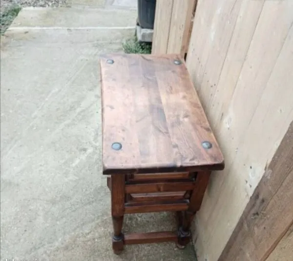 Illustration numéro 3 du produit Table de chevet/Meuble d'appoint en bois massif