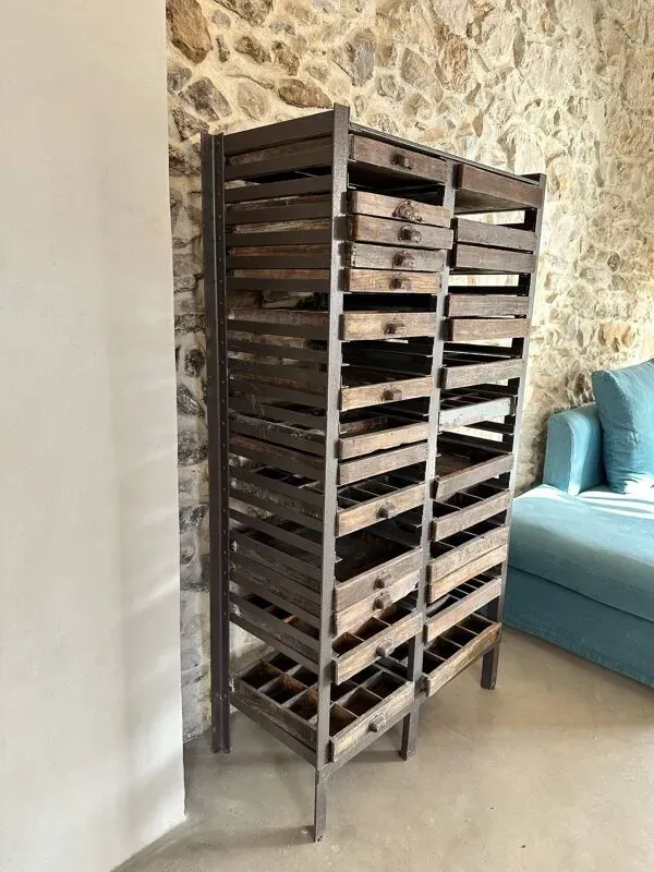 Illustration numéro 3 du produit Meuble d’imprimerie ancien à tiroirs – bois & métal – industriel