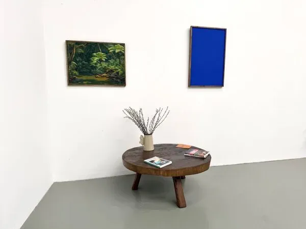 Illustration numéro 3 du produit Table basse brutaliste en teck massif, slab monolithique, piètement tripode