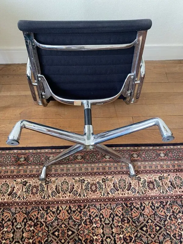 Illustration numéro 3 du produit Fauteuil VITRA d’après EAMES