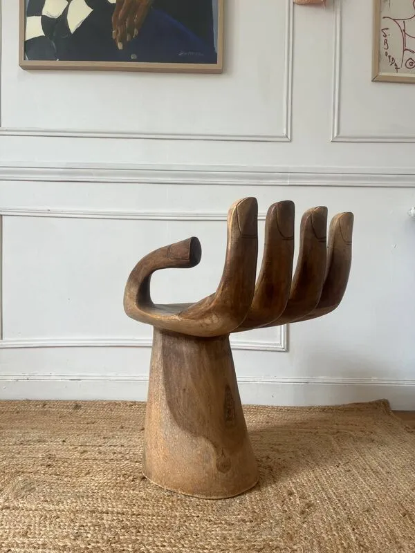 Illustration numéro 3 du produit Fauteuil sculptural en bois formant une main