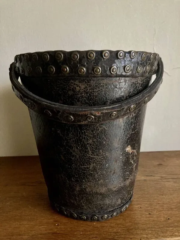 Illustration numéro 3 du produit Corbeille à papier en cuir clouté Arts & Crafts 1920 art populaire