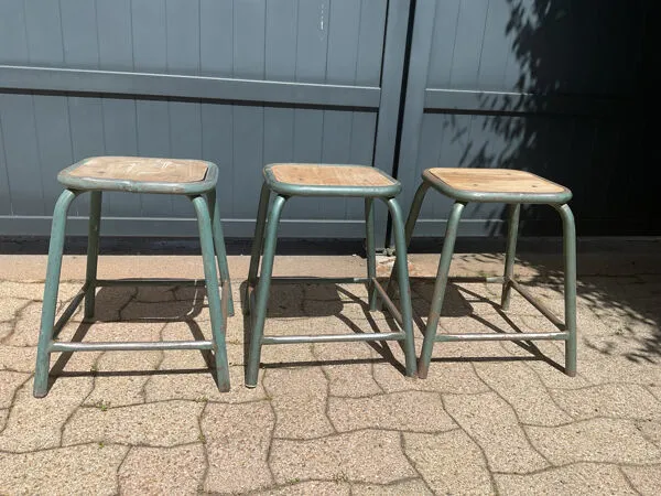 Illustration numéro 3 du produit Tabourets écolier vintage