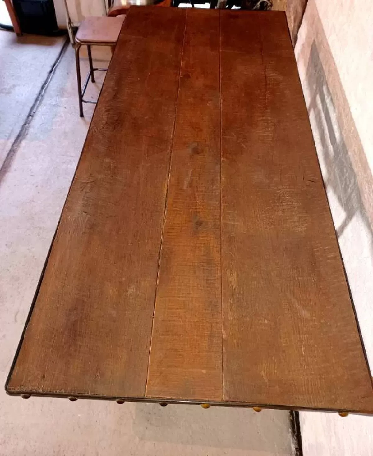 Illustration numéro 3 du produit Table artisanale réalisée à base de matériaux anciens