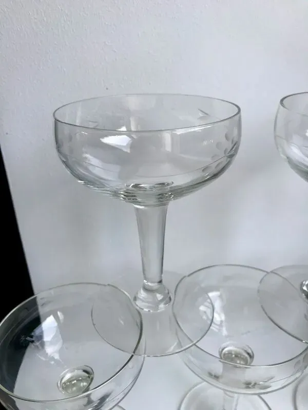 Illustration numéro 3 du produit Lot de 5 coupes à champagne en cristal gravé années 50