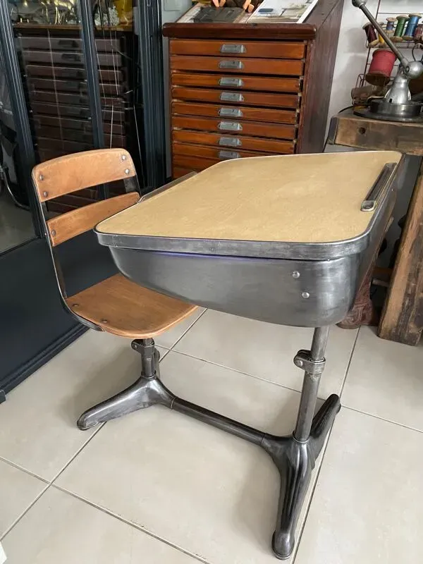 Illustration numéro 3 du produit Pupitre d'écolier américain vintage