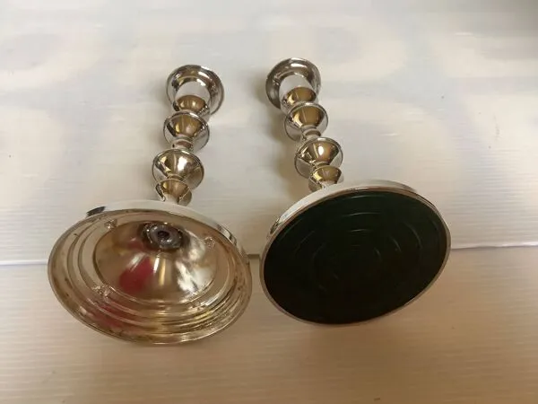 Illustration numéro 3 du produit Paire de bougeoirs argentés en métal