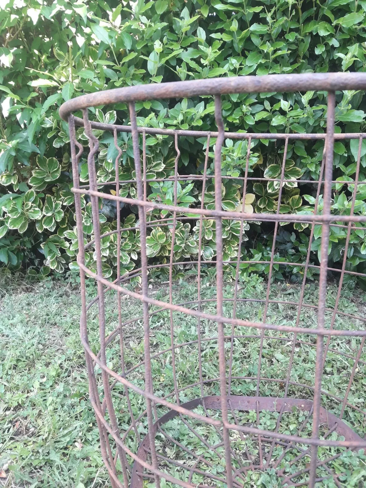 Illustration numéro 3 du produit Corbeille panier h58 d59cm industrielle en fer