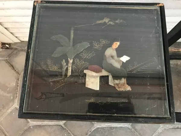 Illustration numéro 3 du produit Tables gigognes chinoises en bois laqué incrustations de pierres dures années 60