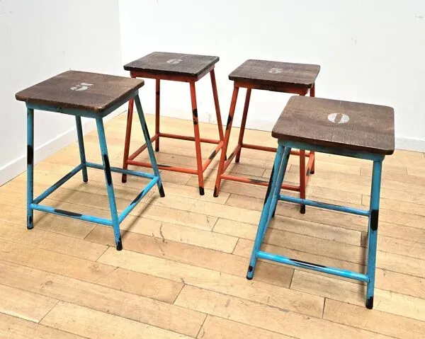 Illustration numéro 3 du produit Suite de 4 tabourets d'écolier