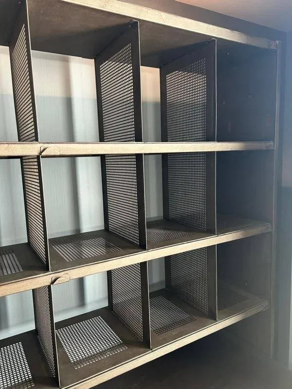 Illustration numéro 3 du produit Meuble tri postal avec tabouret