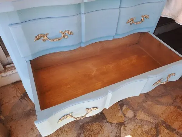 Illustration numéro 3 du produit Commode en bois massif repeint bleu lagune style Louis XV à 2 tiroirs