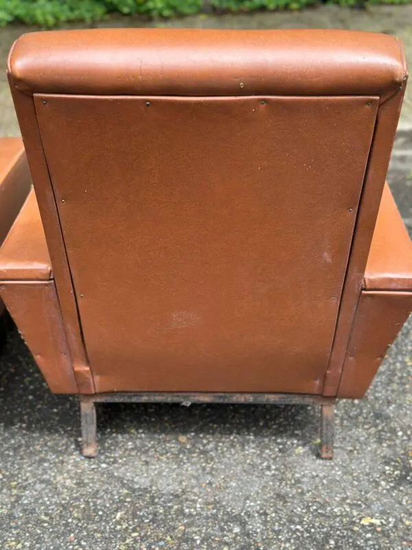 Illustration numéro 3 du produit 2 fauteuils club des années 1950 en cuir cognac
