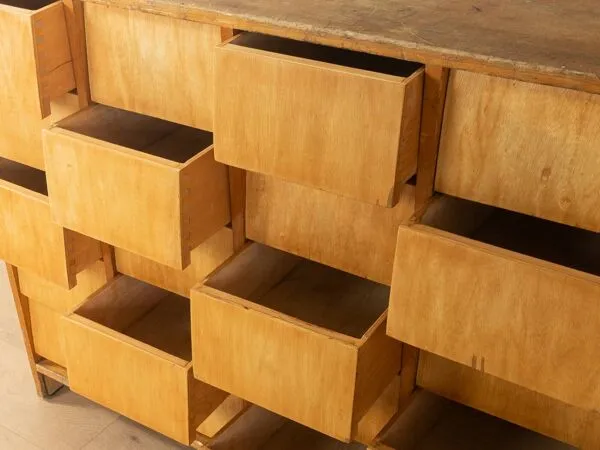 Illustration numéro 3 du produit Commode vintage avec trente tiroirs, en bois de frêne, années 1950.