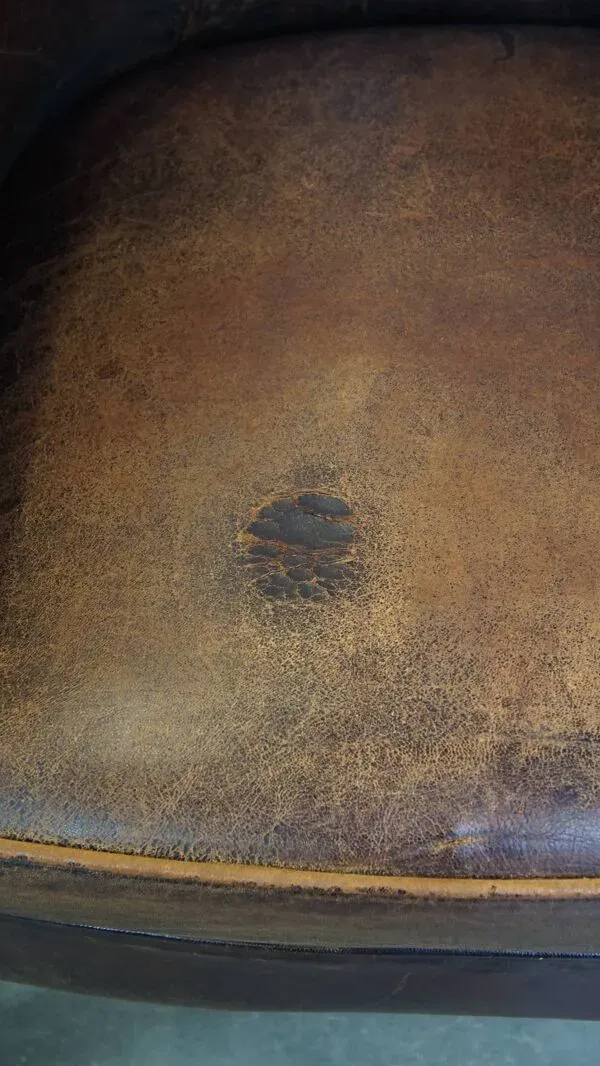 Illustration numéro 3 du produit Fauteuil club en cuir de mouton avec finition clous décoratifs