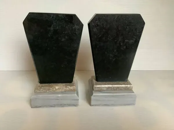 Illustration numéro 3 du produit Paire de serre livres asymétriques en marbre art déco