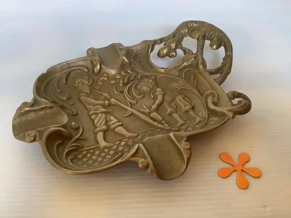 Illustration numéro 3 du produit Vide poche cendrier gargouille souffleurs de verre laiton