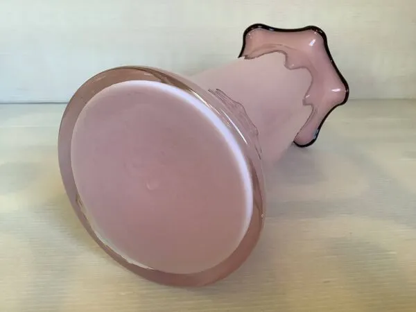 Illustration numéro 3 du produit Vase frou frou en pâte de verre rose