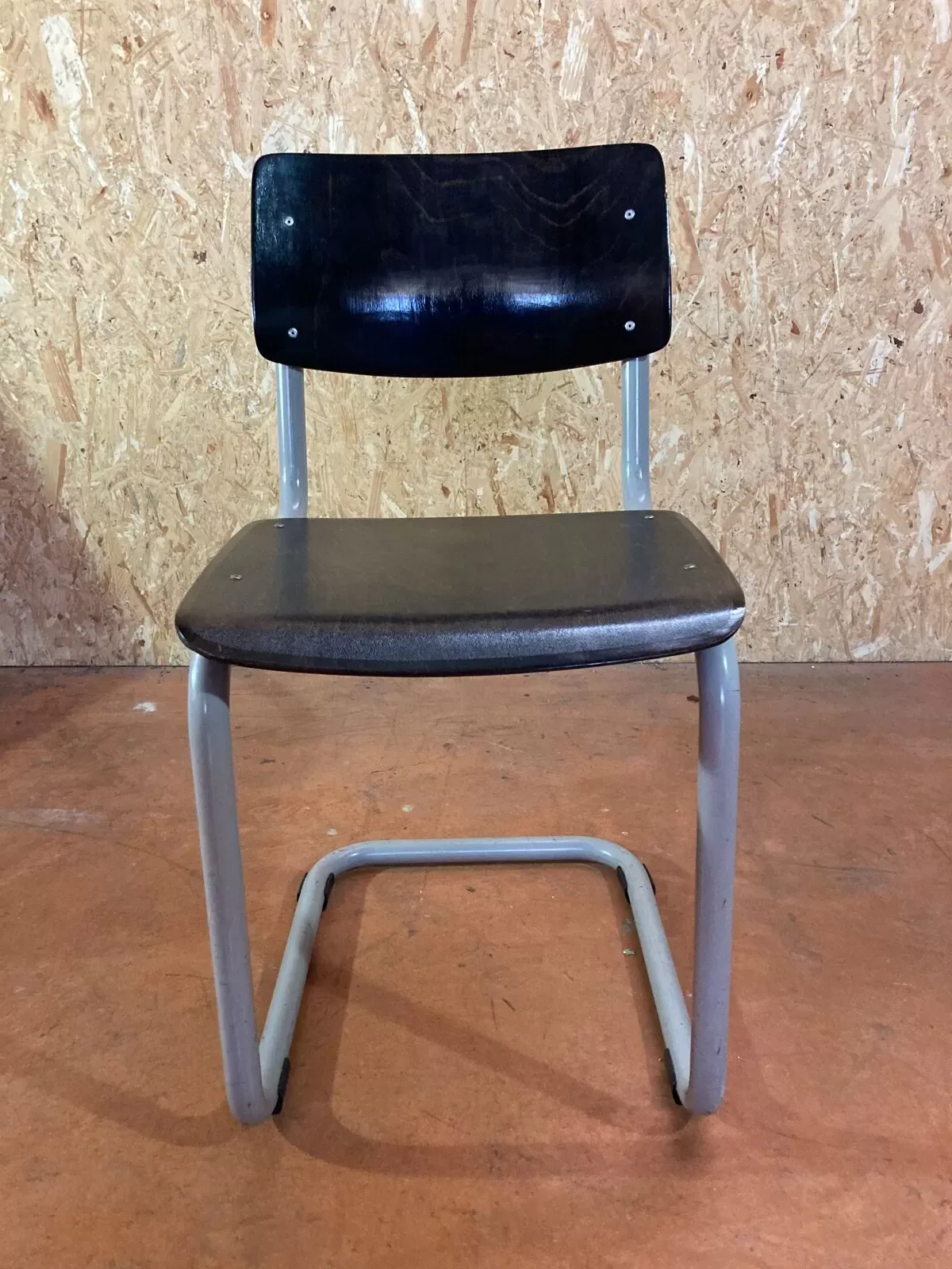 Illustration numéro 3 du produit Chaise industrielle Gipsen