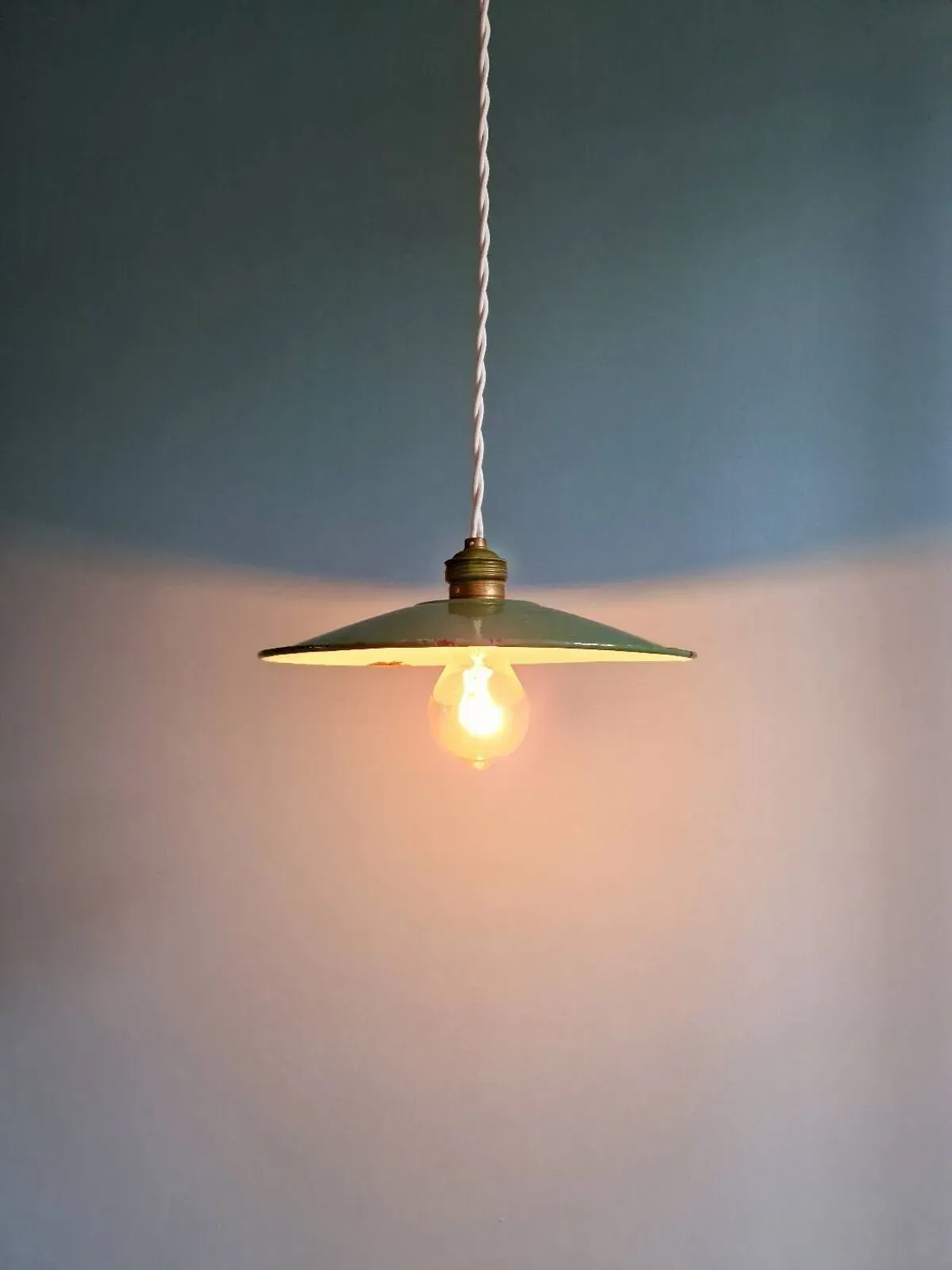 Illustration numéro 3 du produit Suspension industrielle en tôle émaillée verte, années 1930-40