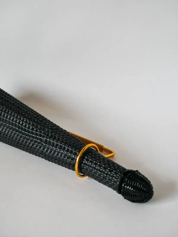 Illustration numéro 3 du produit Bouteille scoubidou noir et suport en laiton 1970