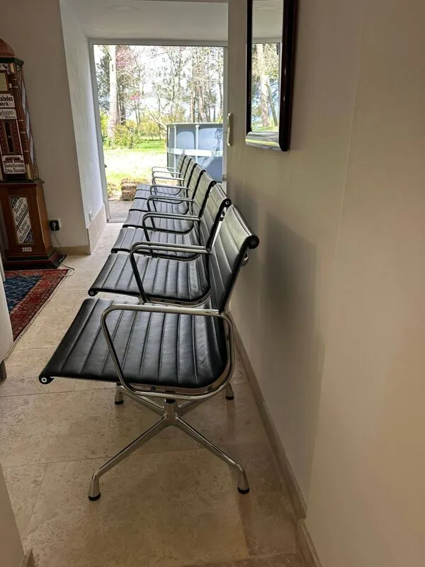 Illustration numéro 3 du produit 7 chaises en aluminium Vitra EA 107 Charles et Ray Eames