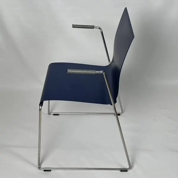 Illustration numéro 3 du produit Chaise Blå Station en aluminium bleu et inox, Suède, 2004