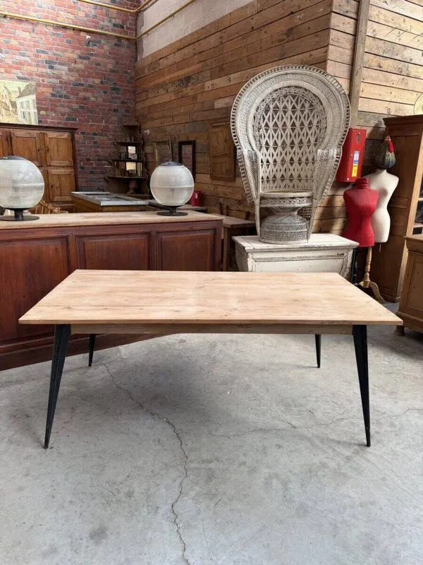 Illustration numéro 3 du produit Ancienne table en sapin pieds Tolix
