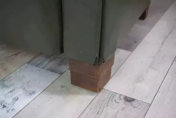 Illustration numéro 3 du produit Fauteuil club art déco en skaï et bois