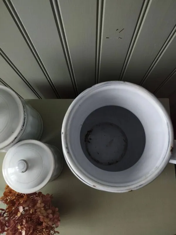 Illustration numéro 3 du produit Ancien broc en métal émaillé blanc liserés dorés