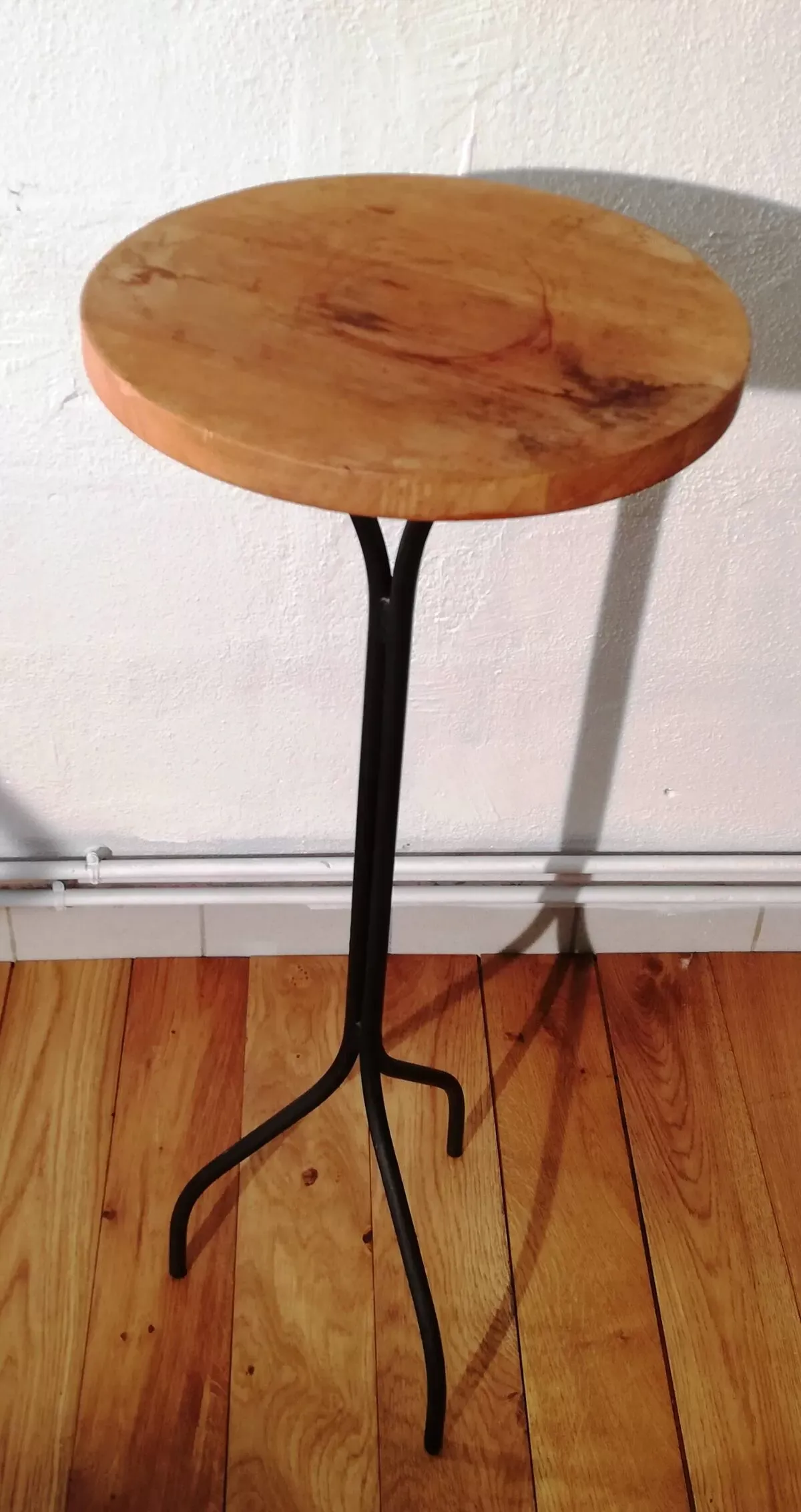 Illustration numéro 3 du produit Table d'appoint vintage