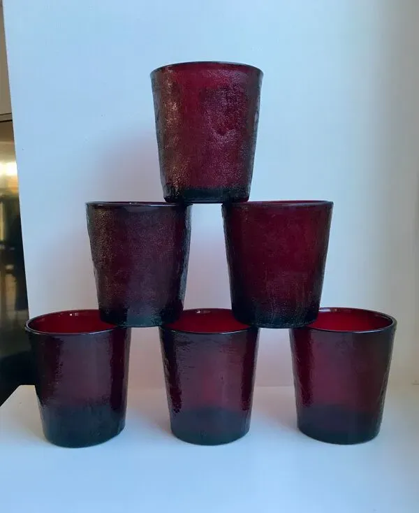 Illustration numéro 3 du produit Lot de 6 verres en verre coloré bordeaux années 70