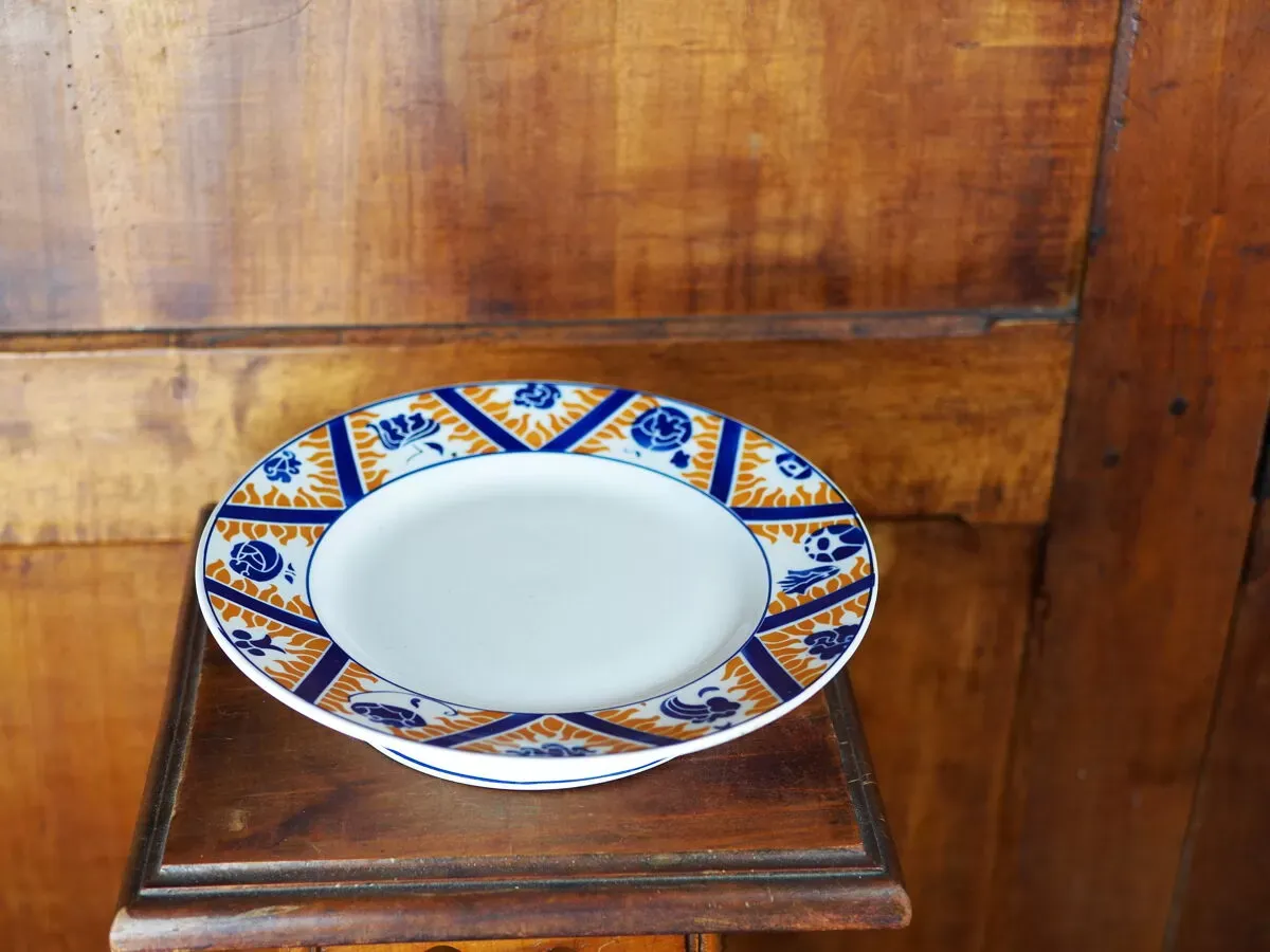 Illustration numéro 3 du produit Plat à gâteau en faïence à motif de fleurs, nuages et flammes, orange et bleu - Orchies - 50s