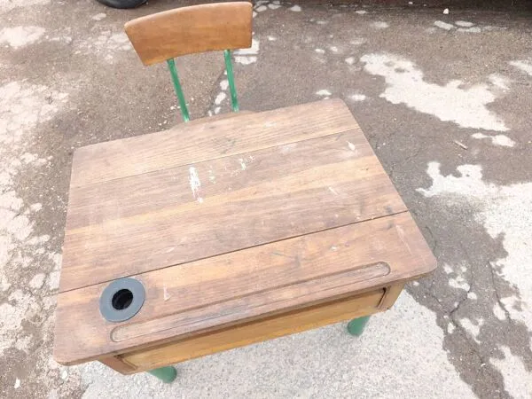 Illustration numéro 3 du produit Bureau écolier pupitre vintage ancien sortie de cave