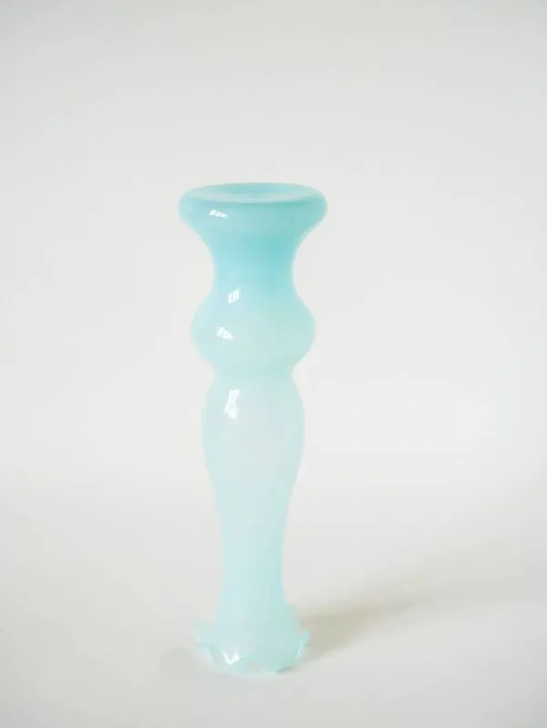 Illustration numéro 3 du produit Vase en opaline à col dentelé, bleu ciel, 1960