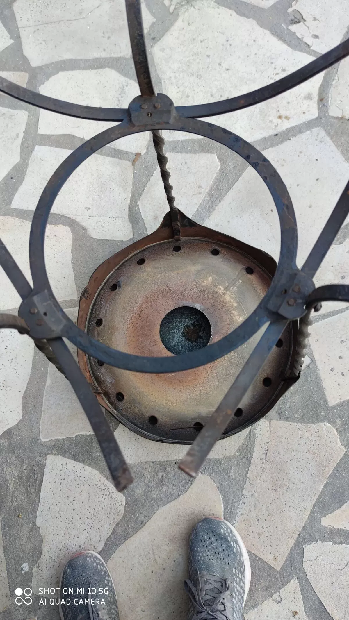 Illustration numéro 3 du produit Guéridon en tole peinte peinte et émaillée