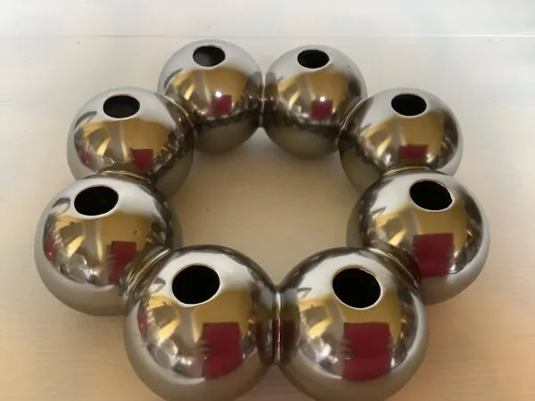 Illustration numéro 3 du produit Vase pique fleurs argenté en couronne