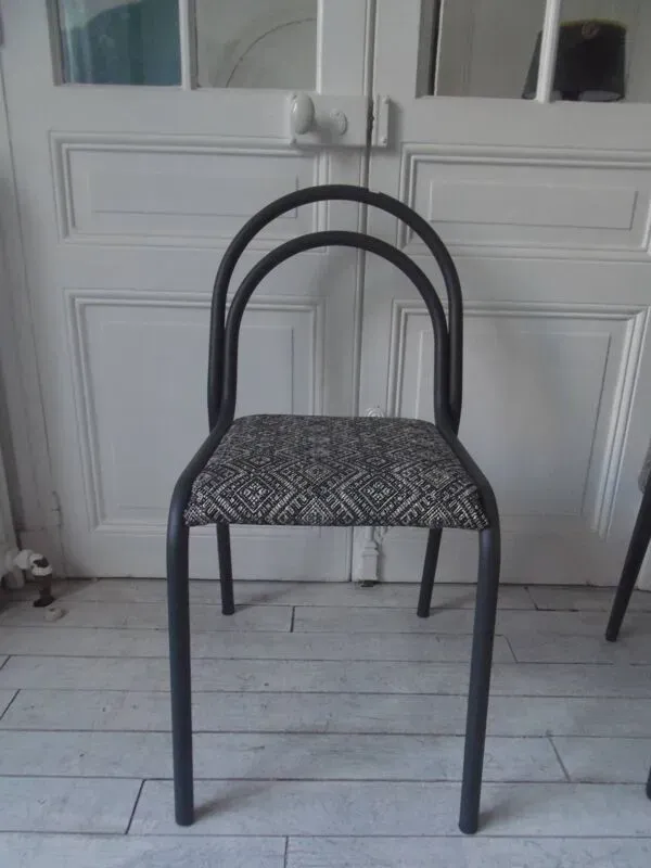 Illustration numéro 3 du produit Chaise indus à la structure tubulaire en métal gris ardoise .