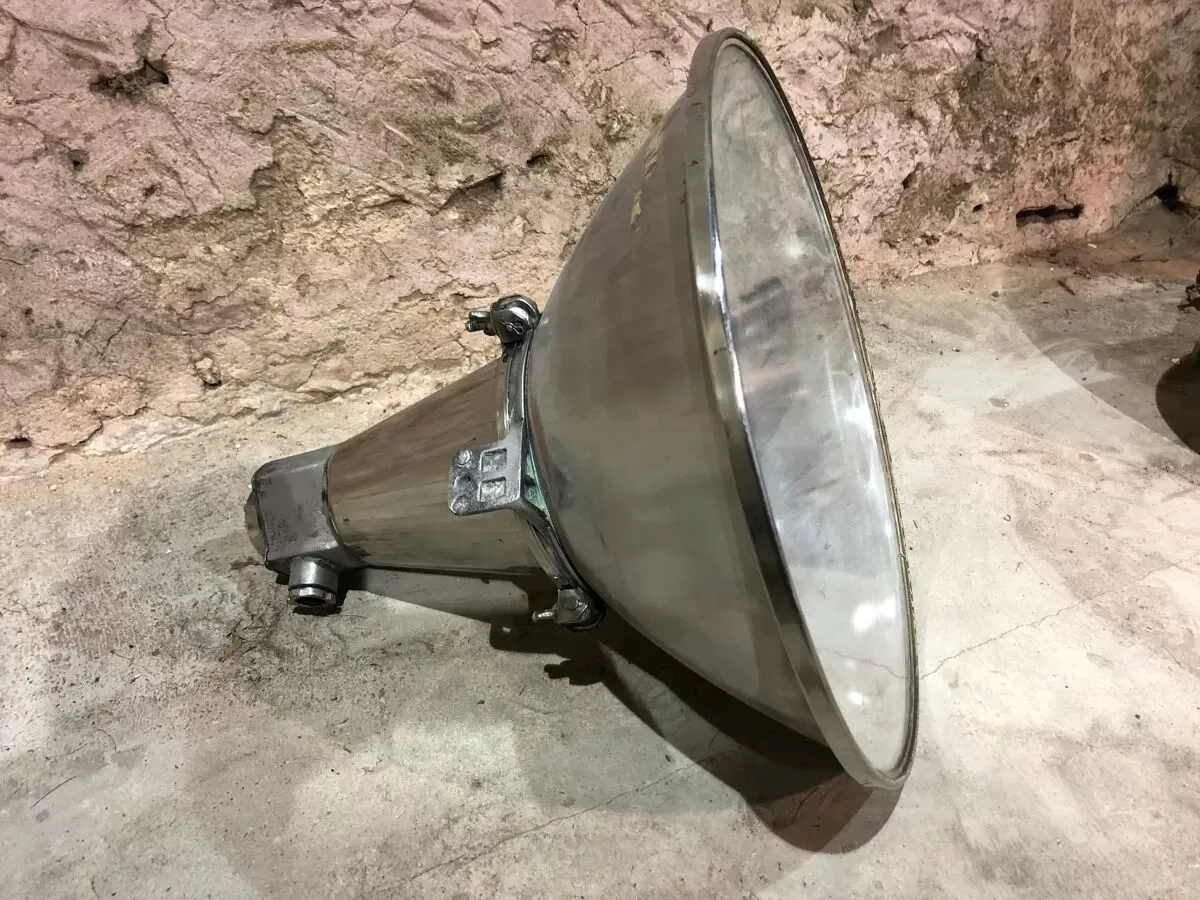 Illustration numéro 3 du produit Suspension industrielle en aluminium poli années 1960