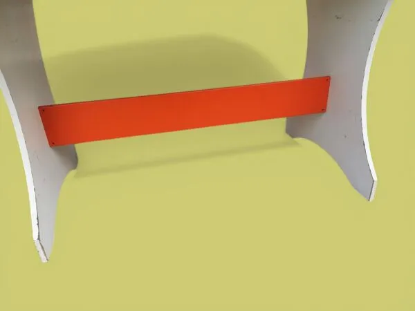 Illustration numéro 3 du produit Bureau et tabouret d'écolier en bois peint orange - Années 1950 - 1970.