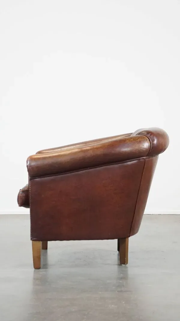 Illustration numéro 3 du produit Fauteuil club en peau de mouton, finition soignée avec clous décoratifs