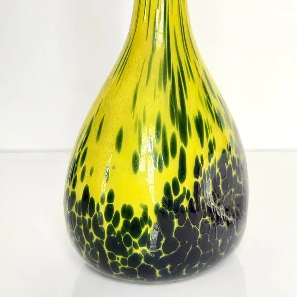 Illustration numéro 3 du produit Vase / Soliflore en pâte de verre jaune – Début XXe