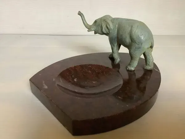 Illustration numéro 3 du produit Vide poche cendrier éléphant en marbre
