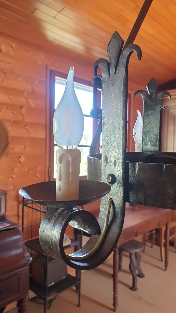 Illustration numéro 3 du produit Lustre brutaliste en fer forgé