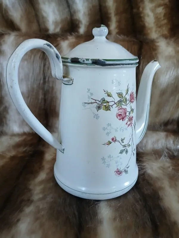 Illustration numéro 3 du produit Cafetière/ théière ancienne en tôle émaillée
