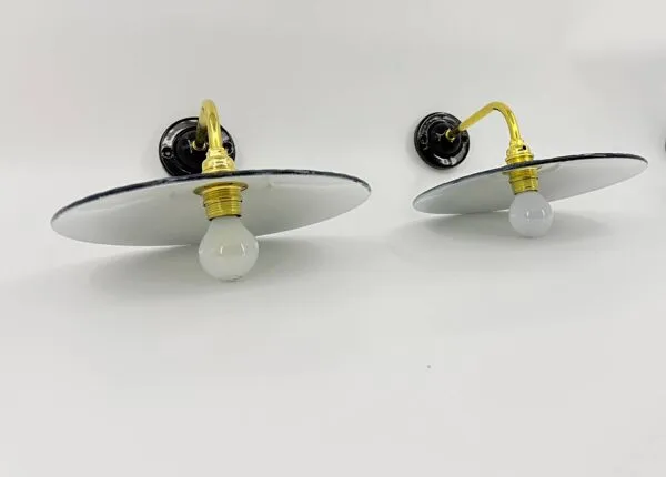 Illustration numéro 3 du produit Appliques en tôle émaillée